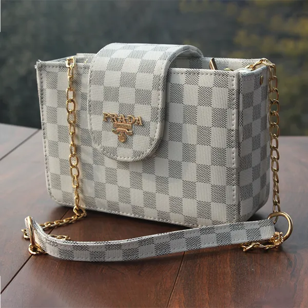 Girls' trendy shoulder bag.