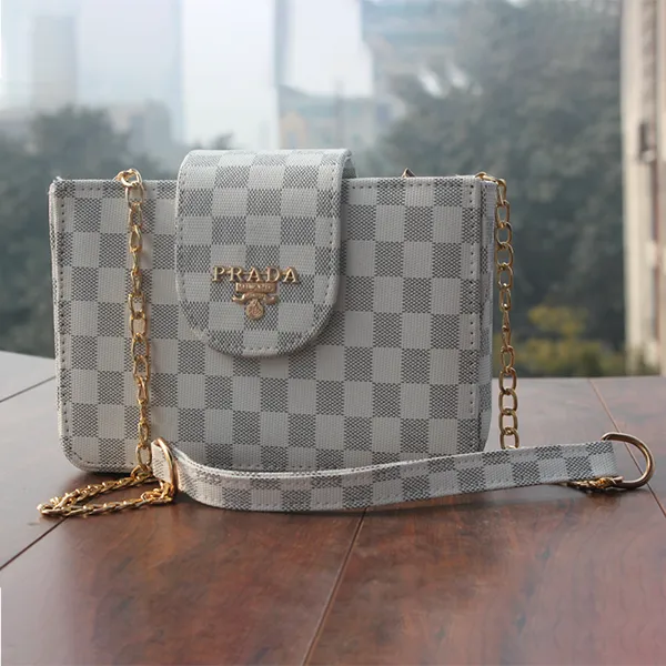 Girls' trendy shoulder bag.