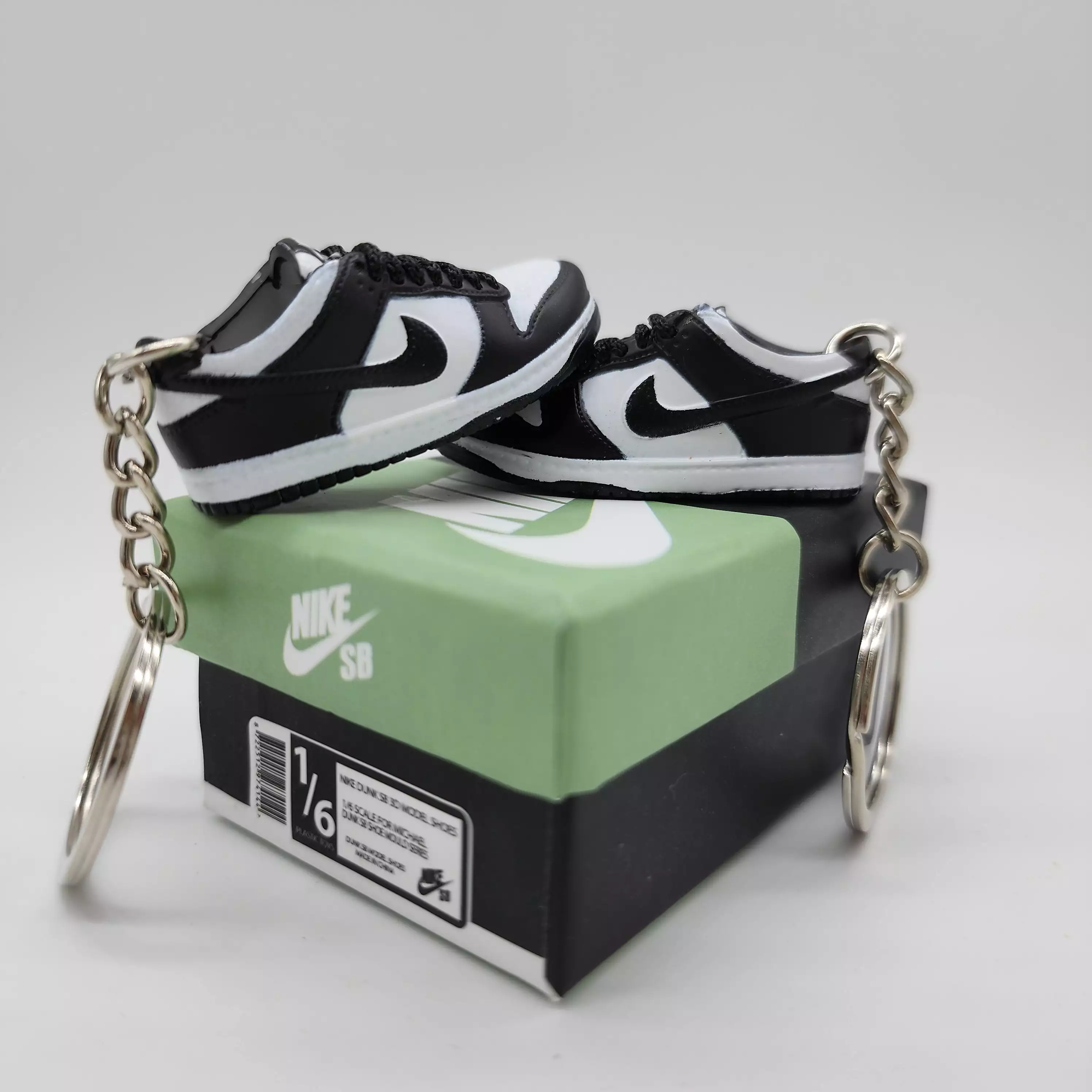 Mini Dunk sneaker keyring - black/white.