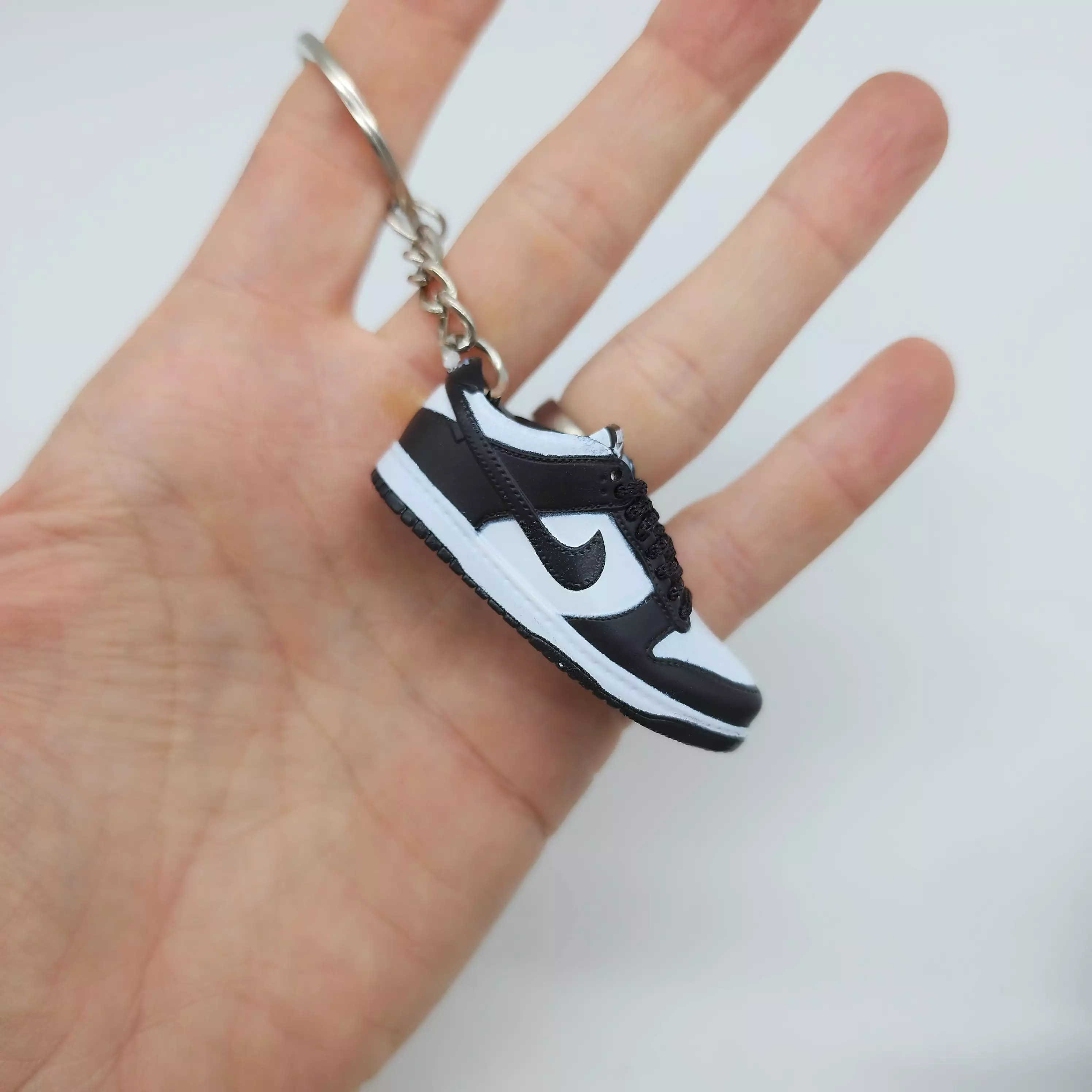 Mini Dunk sneaker keyring - black/white.