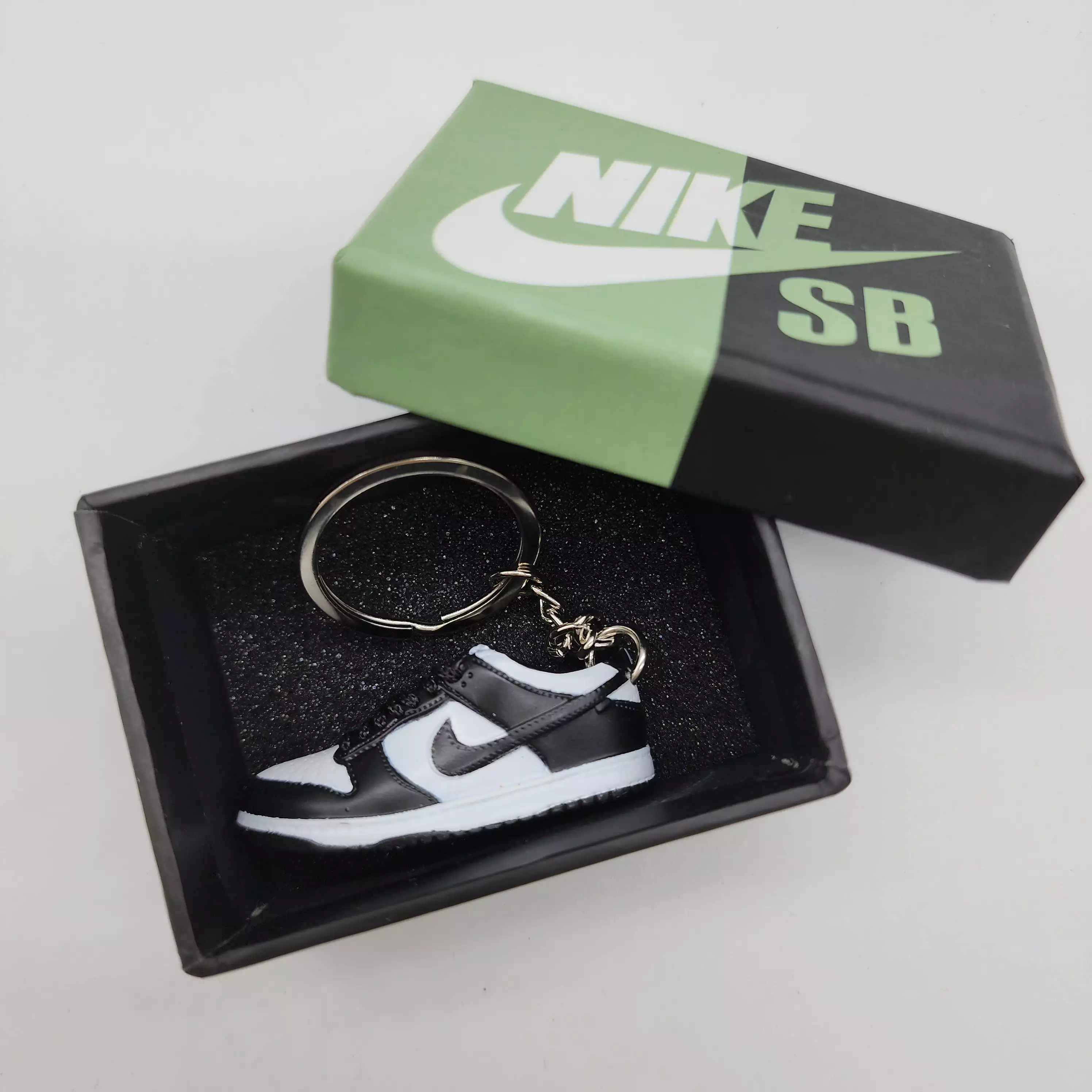 Mini Dunk sneaker keyring - black/white.