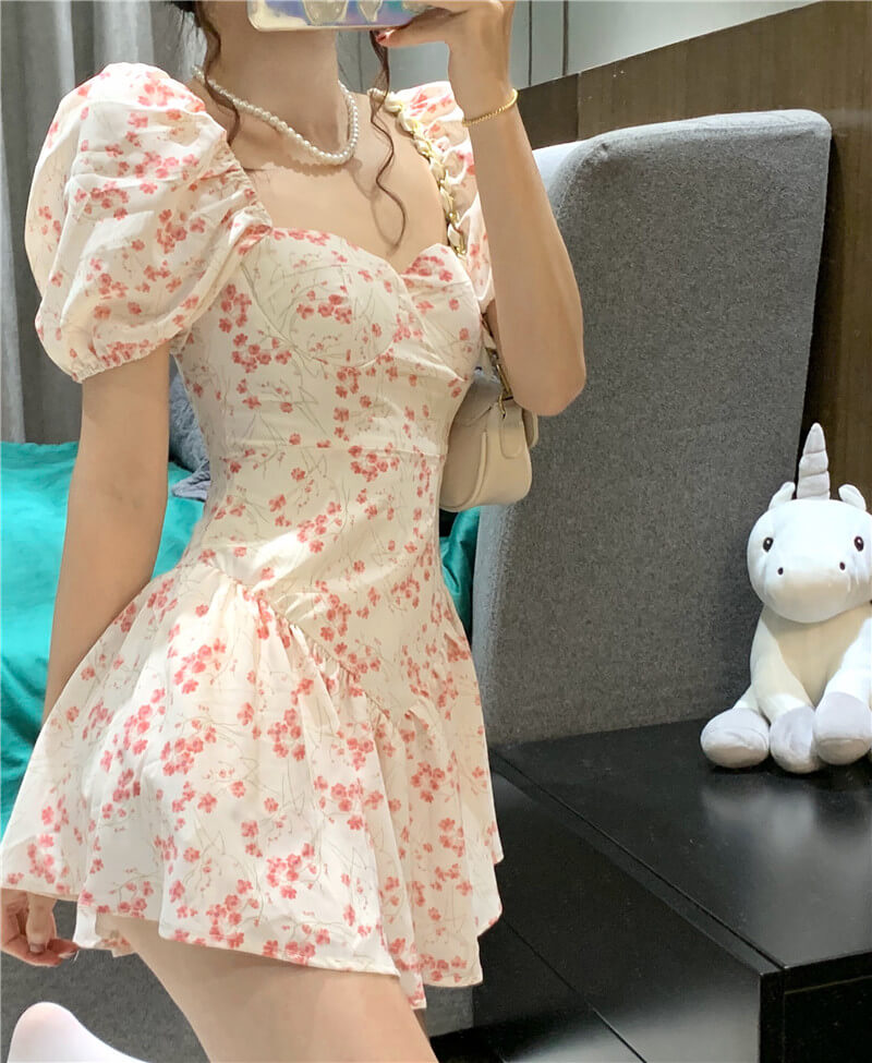 Sweet floral dress with bubble sleeves, square collar, and slim waist - Product code BY5032.